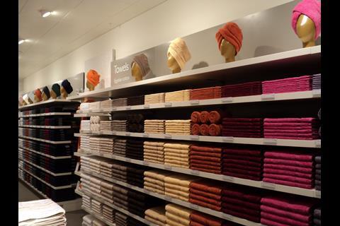 Using heads to model towels is a simple but effective idea